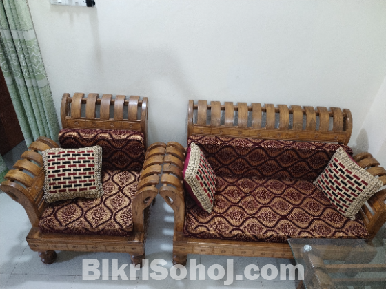 সোফা ও ডাইনিং টেবিল